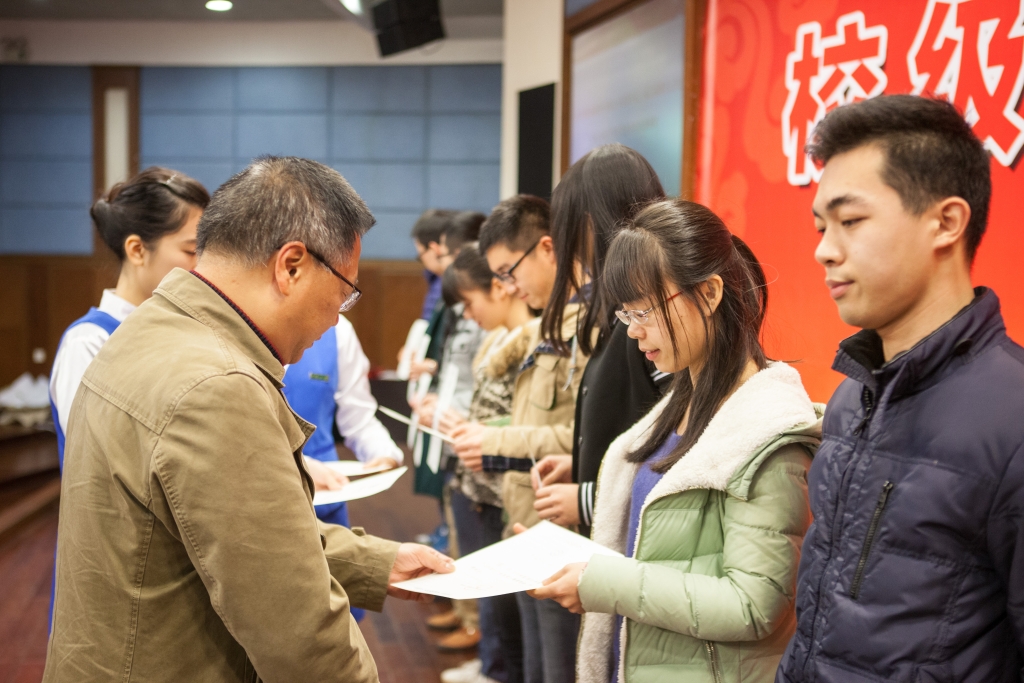 2015年度“EBET易博体育英才”奖，74名学子受益